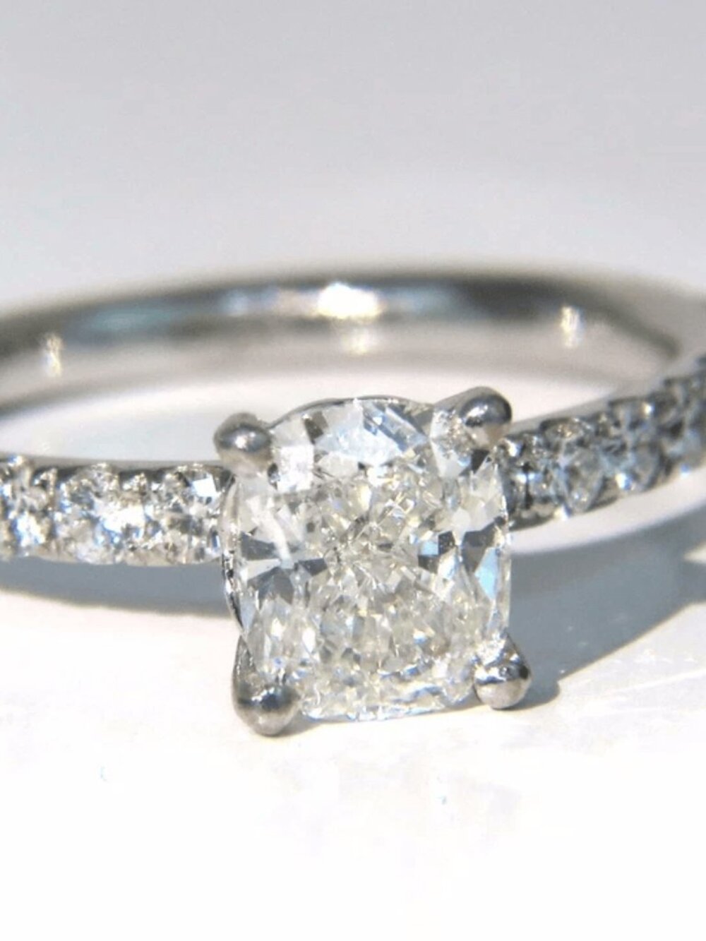 GIA certified 1.02ct. Cushion cut natural diamond ring 18kt H/VS*